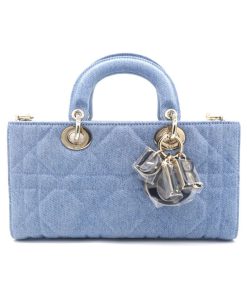 Design The Lady D-Joy bag captures the House's vision of elegance and beauty.